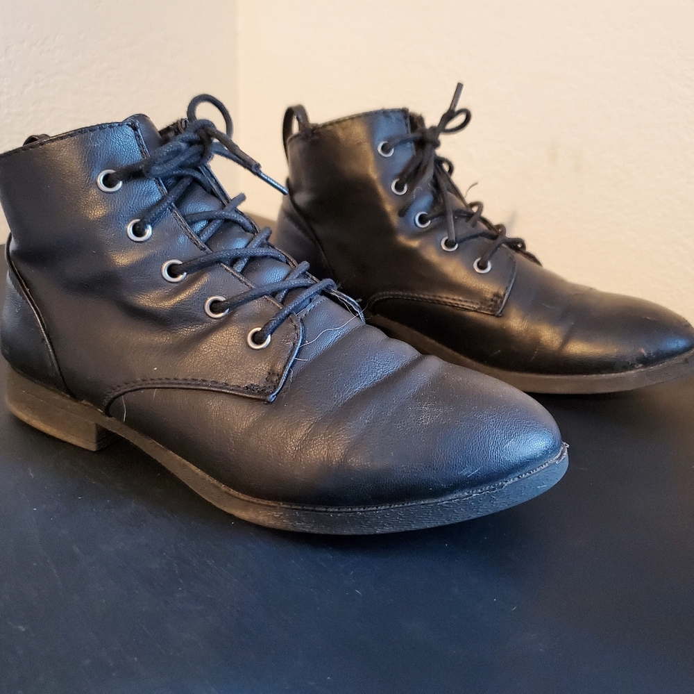 Short black boots